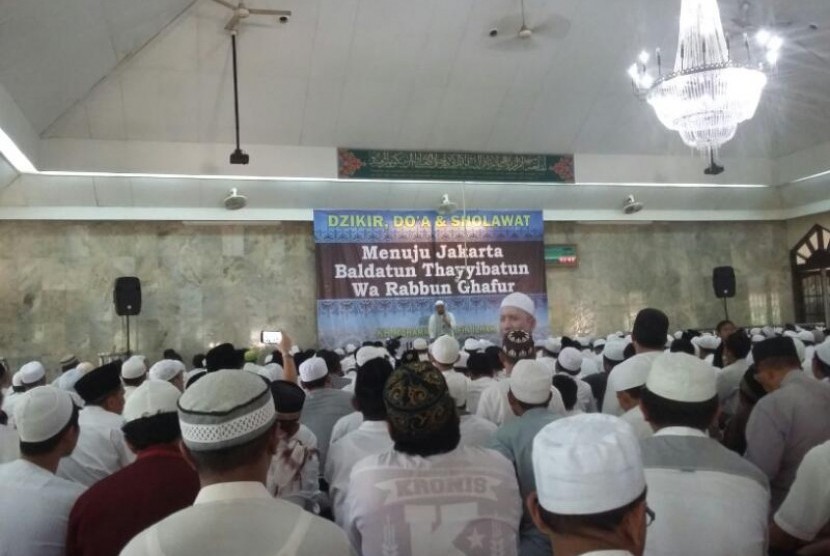 Ustadz Muhammad Arifin Ilham memimpin acara zikir, doa dan shalawat di Masjid Raya Palapa Baitussalam Pasar Minggu, Jakarta Selatan, Jumat (14/4/2017).