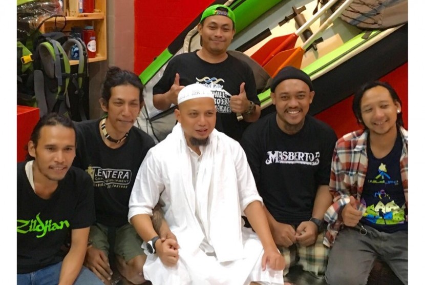 Ustadz Muhammad Arifin Ilham mengajak mountaineer dengan tato dan anting shalat berjamaah dan memberikan tausiyah singkat di toko mereka.
