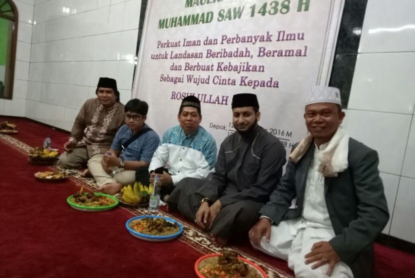 Ustadz Mulyadi (paling kiri), Ustadz Sutrisno Muslimin (ketiga dari kiri) dan Syekh Hisyam Al-Mijzaji (kedua dari kanan).