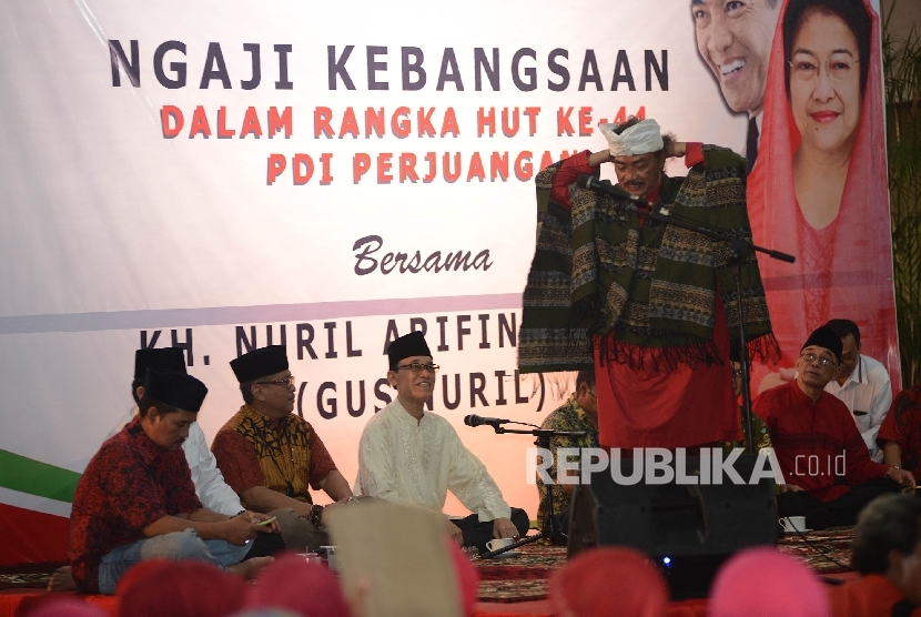 Ustadz Nuril Arifin beranjak dari tepat duduknya untuk memberikan tausyiah dalam Ngaji Kebangsaan disaksikan oleh Sekjen PDI Perjuangan Hasto Kristianto (kedua kiri) di Kantor PDI Perjuangan, Jakarta, Sabtu (21/1) malam.