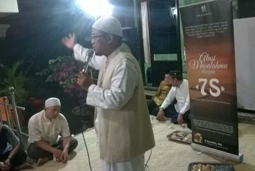 Ustadz Saefulloh MA memimpin zikir dan memberikan tausiyah di Majelis Ta'lim Nur An-Nisa Pamulang, Kamis (31/12/2015).). 