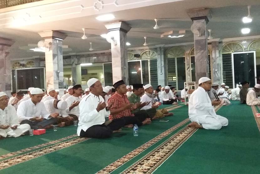 Ustadz Saefulloh MA memimpin zikir di Masjid Besar Al-Barkah Gegesik, Kabupaten Cirebon, Jawa Barat, Sabtu (2/1) malam.