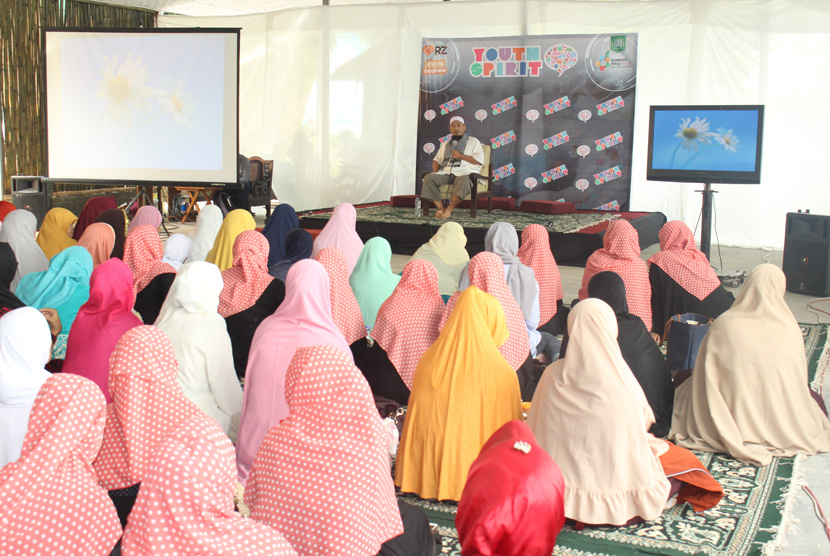  Ustadz Sambo memberikan materi Kajian Shalat Khusyu yang bertempat di Pesantren Kreatif iHAQi Bandung, Kamis (20/10).