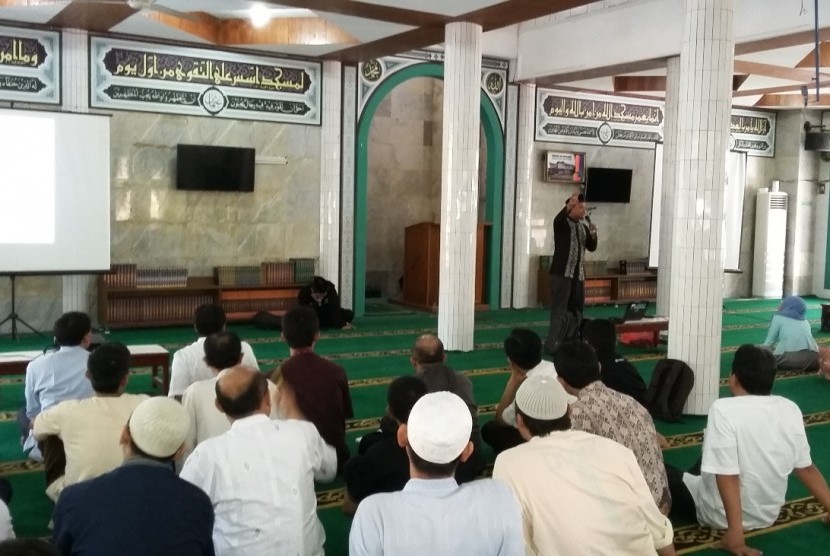 Ustadz Syeikhuddin sedang memberikan pelatihan Metode Tilawati kepada para guru Sekolah Bosowa Bina Insani di Bogor, Jumat (31/7)