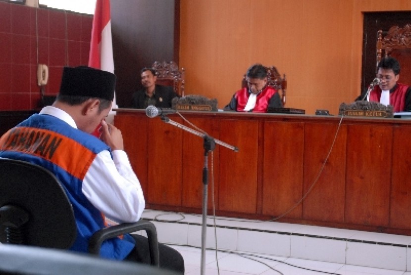 Ustadz Tajul Muluk (kiri) saat mengikuti sidang pembacaan vonis di Pengadilan Negeri Sampang, Madura, Kamis (12/7). 