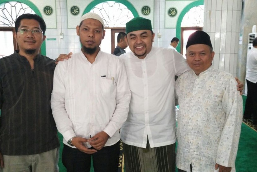 Ustadz Taufiqurrohman (kedua dari kanan) bersama guru-guru Sekolah Bosowa Bina Insani (SBBI) Bogor.