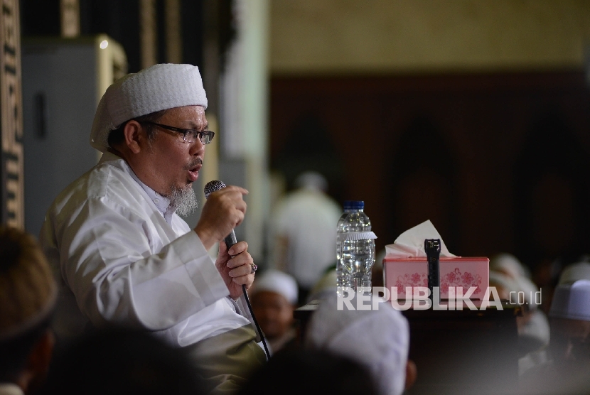 Ustadz Tengku Zulkarnain memberikan tausiyah saat Dzikir Nasional di Masjid At-tin, Jakarta, Sabtu (31/12).