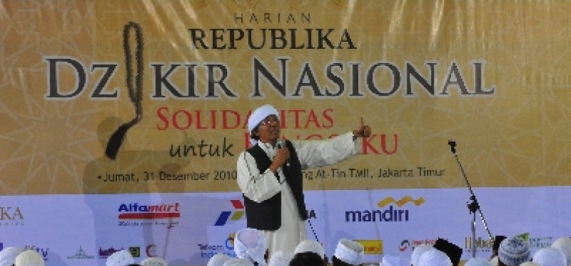 Ustadz Toto Tasmara saat menyampaikan tausiyah dalam Dzikir Nasional Republika di Masjid At-Tin, TMII, Jakarta, (31/12/2010) lalu.