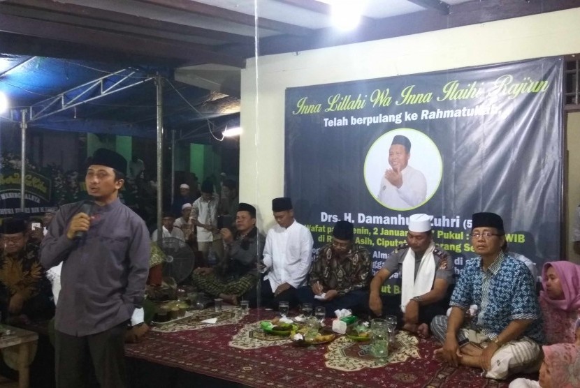 Ustadz Yusuf Mansur memberikan tausiyah takziah alm Damanhuri Zuhri di Kampung Tulang Kuning, Parung, Kamis (5/1/2017).