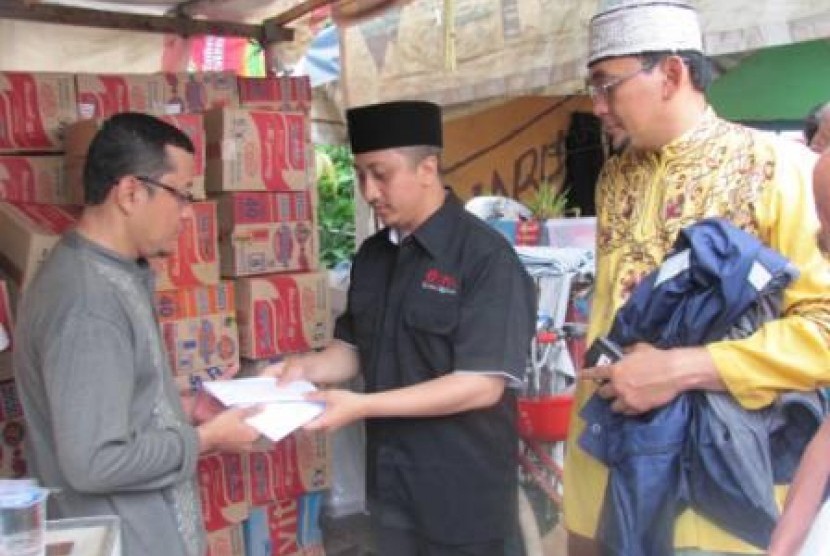 Ustadz Yusuf Mansur serahkan bantuan buat korban banjir