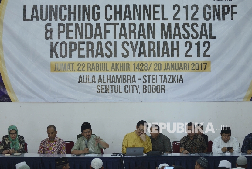  Ustadz Zaitun Rasmin (ketiga kiri) bersama ketua koperasi syariah Antonio Syafe’i (tengah) memberikan pengarahan kepada Jamaah yang mengisi formulir untuk menjadi anggota koperasi syariah 212 yang diselenggarakan di STEI Tazkia, Bogor, Jawa Barat, Jumat (