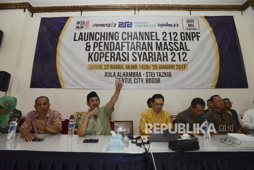  Ustadz Zaitun Rasmin (ketiga kiri) bersama ketua koperasi syariah Antonio Syafe’i (ketiga kanan) memberikan pengarahan kepada Jamaah yang mengisi formulir untuk menjadi anggota koperasi syariah 212 di STEI Tazkia, Bogor, Jawa Barat, Jumat (20/1). 
