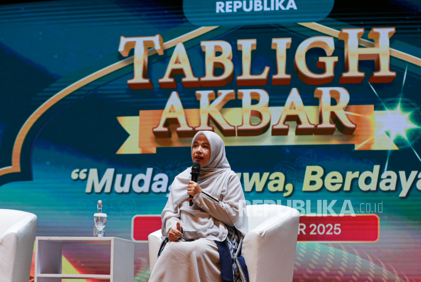 Ustadzah Desi Indrawati memberikan tausiyah saat Tabligh Akbar Republika di ISEF 2025, JIExpo, Kemayoran, Jakarta, Sabtu (11/10/2025). 