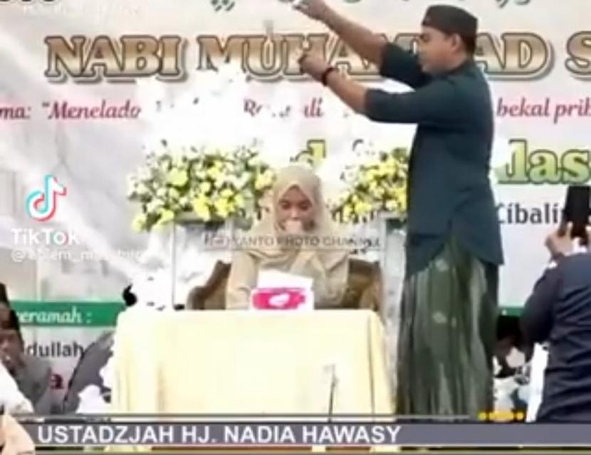 Ustadzah Hj Nadia Hawasy asal Tangerang, Banten, disawer ustadz dan jamaah laki-laki ketika sedang melantukan Alquran.