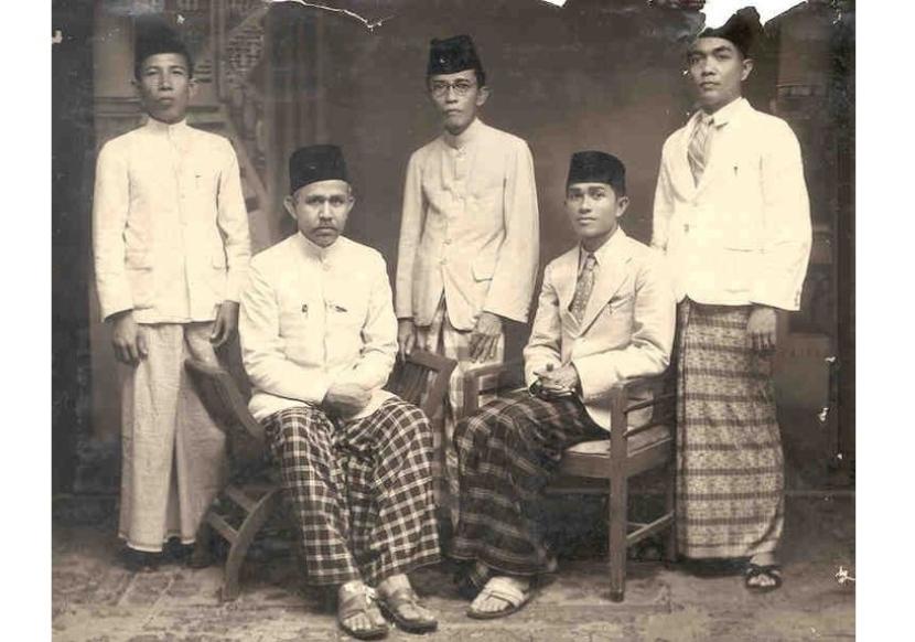 Ustaz A Hassan (kedua dari kiri), seorang tokoh Persatuan Islam.