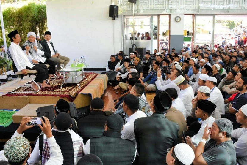 Ustaz Abdul Somad, A Abdullah Gymnastiar atau Aa Gym dan Tuan Guru Bajang Zainul Majdi di Masjid Rahmatan Lil'alamin, Eco Pesantren Daarut Tauhid, Parongpong, Kabupaten Bandung Barat, Ahad (1/4) 