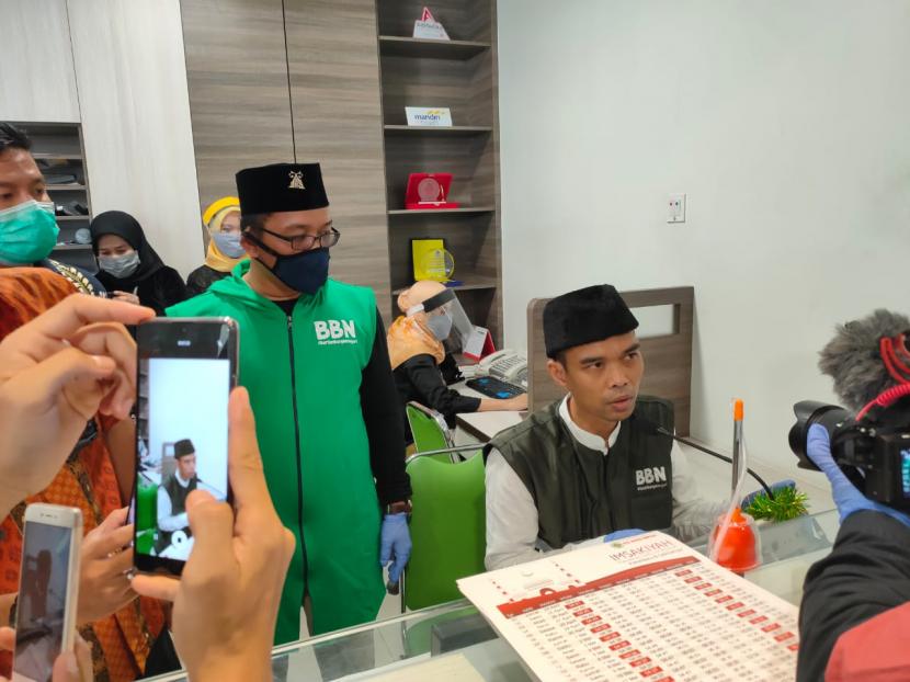 Ustaz Abdul Somad bagikan alat pelindung diri (APD) dan sarung tangan dari Barisan Bangun Negeri (BBN) Bandung ke 8 rumah sakit rujukan Covid-19 di Pekanbaru, Riau, Selasa (21/4).