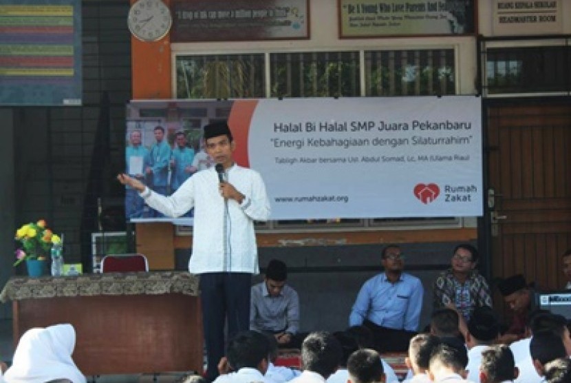 Ustaz Abdul Somad dalam halal bi halal di SMP Juara Pekanbaru. 