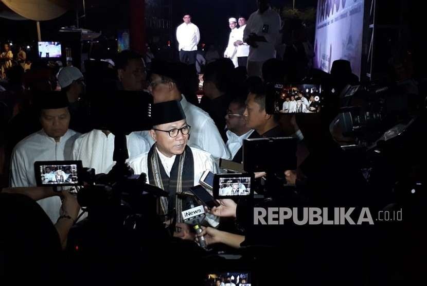 Ustaz Abdul Somad dan Ketua MPR RI Zulkifli Hasan di Kompleks Parlemen sebelum acara syukuran dan doa bersama, Rabu (29/9) malam.