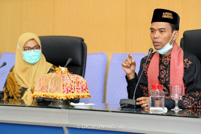 Ustaz Abdul Somad didampingi Rektor Unhas Dwia Aries Tina Pulubuhu, saat bersilaturahim dan bertemu dengan civitas akademika Universitas Hasanuddin, Jumat (2/10) di Makassar. 