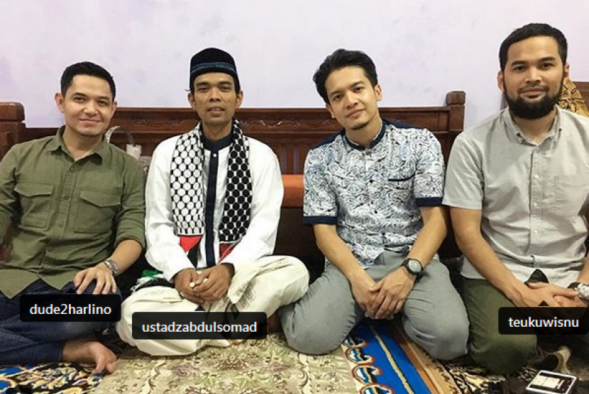Ustaz Abdul Somad (kedua dari kiri) bersama tiga artis tanah air: Dude Harlino (paling kiri), Dimas Seto (kedua dari kanan) dan Teuku Wisnu (paling kanan)