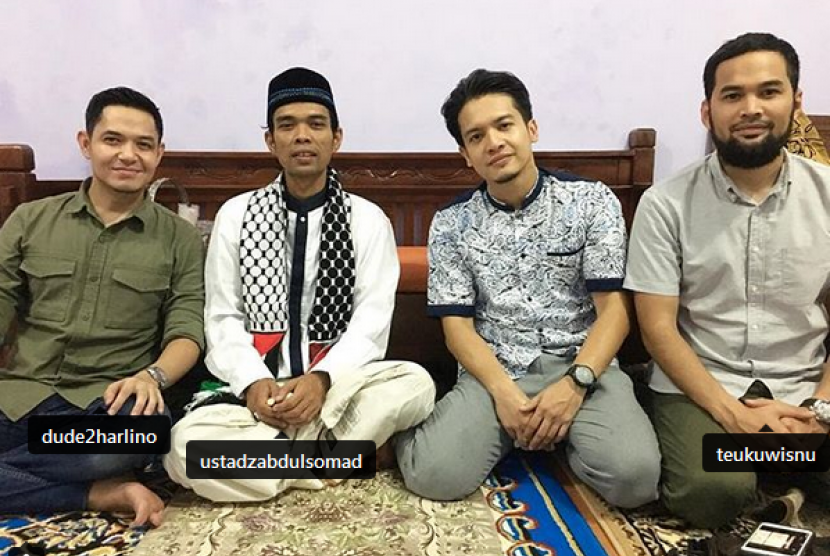 Ustaz Abdul Somad (kedua dari kiri) bersama tiga artis tanah air: Dude Harlino (paling kiri), Dimas Seto (kedua dari kanan) dan Teuku Wisnu (paling kanan). Sebelum komedian Aming, sejumlah selebritas juga telah memilih jalan untuk hijrah.