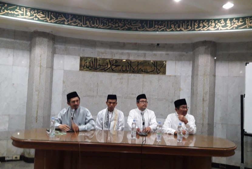 Ustaz Abdul Somad (kedua dari kiri) pada pertemuan dengan para ulama di Masjid Agung Sunda Kelapa (MASK) Jakarta, Jumat (2/2).