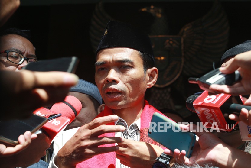 Ustaz Abdul Somad memberikan keterangan kepada wartawan usai memberikan kajian tausiyah di Gedung KPK, Jakarta, Selasa (19/11/2019).