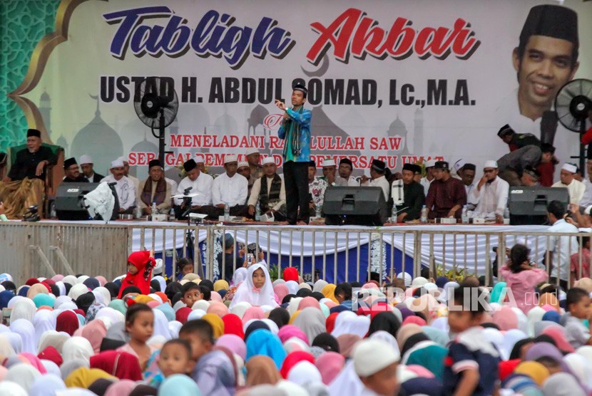Ustaz Abdul Somad memberikan tausiah pada tablig akbar di Lapangan upacara Lhoksukon, Aceh Utara, Provinsi Aceh, Ahad (11/11/2018).