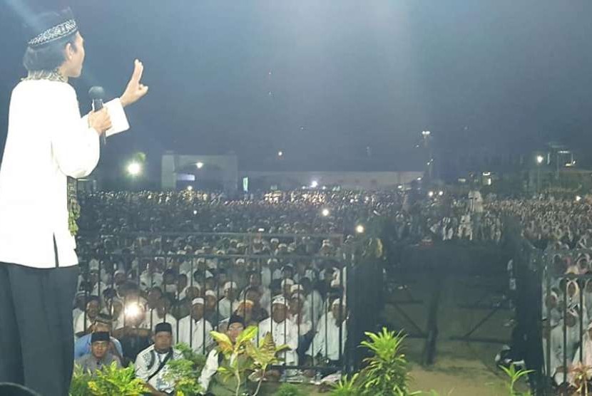 Ustaz Abdul Somad memberikan tausyiah di depan puluhan ribu masa umat Muslim yang digelar di lapangan depan Armada III TNI AL, Kota Sorong, Papua Barat, Ahad Malam (23/9).
