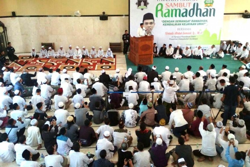 Ustaz Abdul Somad mengisi tausiyah di Pesantren Hidayatullah Surabaya.