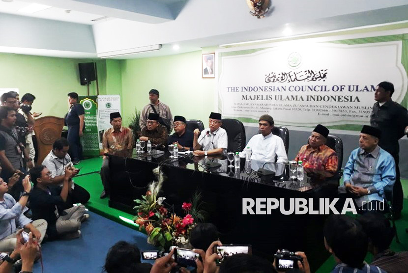 Ustaz Abdul Somad menyampaikan penjelasan soal video viral ceramahnya di kantor MUI, Menteng, Jakarta, Rabu (21/8).