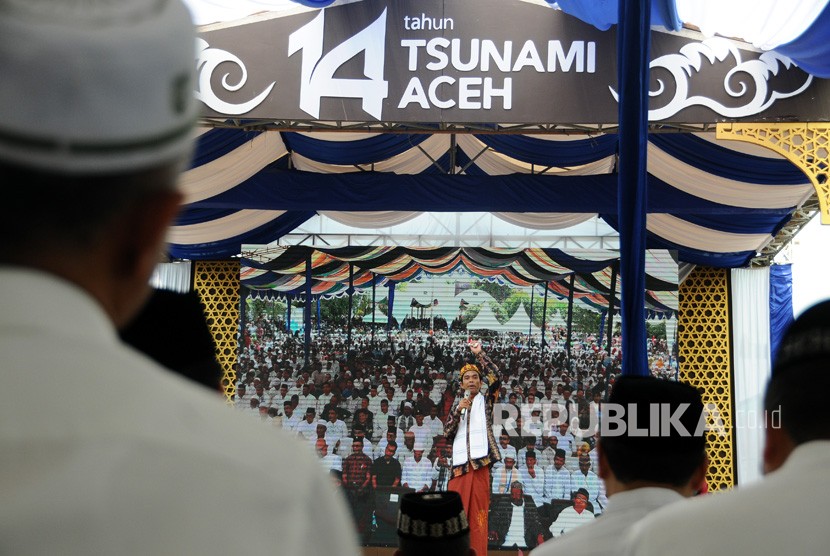 Ustaz Abdul Somad menyampaikan tausiah saat peringatan 14 tahun tsunami Aceh, di Masjid Tengku Mahraja Gurah, kecamatan Peukan Pada, Kabupaten Aceh Besar, Aceh, Rabu (26/12/2018).
