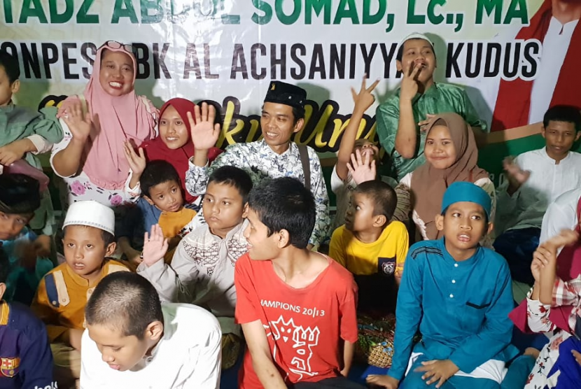 Ustaz Abdul Somad saat mengunjungi Pesantren al-Achsaniyyah Kudus Jawa Tengah, Selasa (8/10)