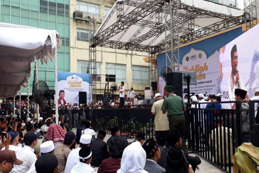 Ustaz Abdul Somad tengah menyampaikan tausiyah di hadapan ratusan jamaah di kampus Universitas Islam Syeikh Yusuf di Kota Tangerang, Kamis (1/11).