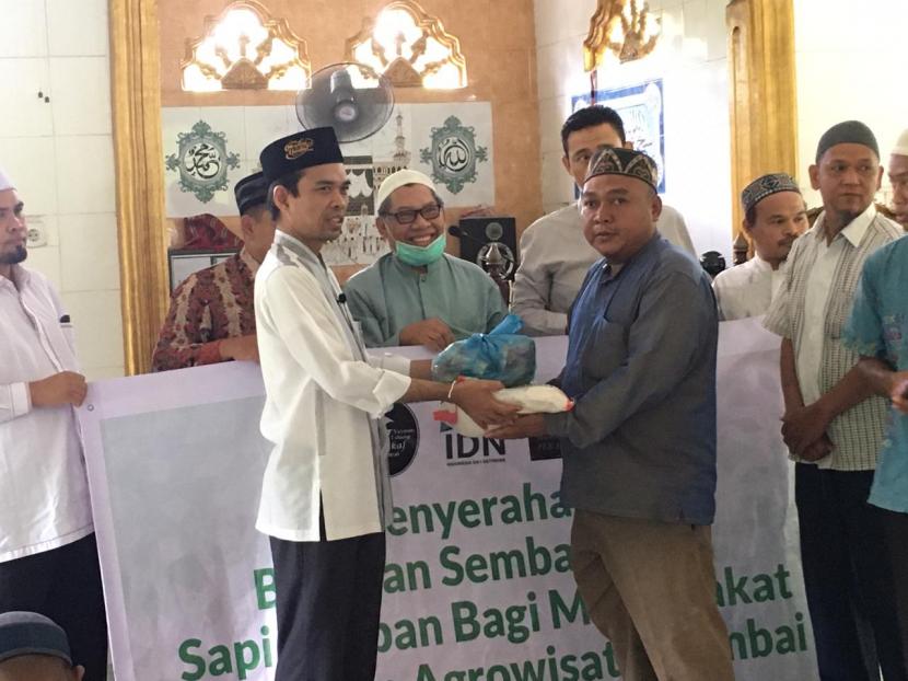 Ustaz Abdul Somad (UAS) bersama Yayasan Tabung Wakaf Umat membagikan paket sembako kepada para imam masjid, marbot, da