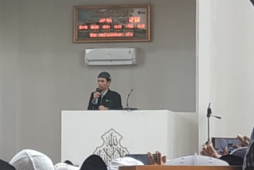 Ustaz Abdul Somad (UAS) memberikan tausiah usai di Masjid Al Madina, Parung, Bogor, Jumat (9/8).