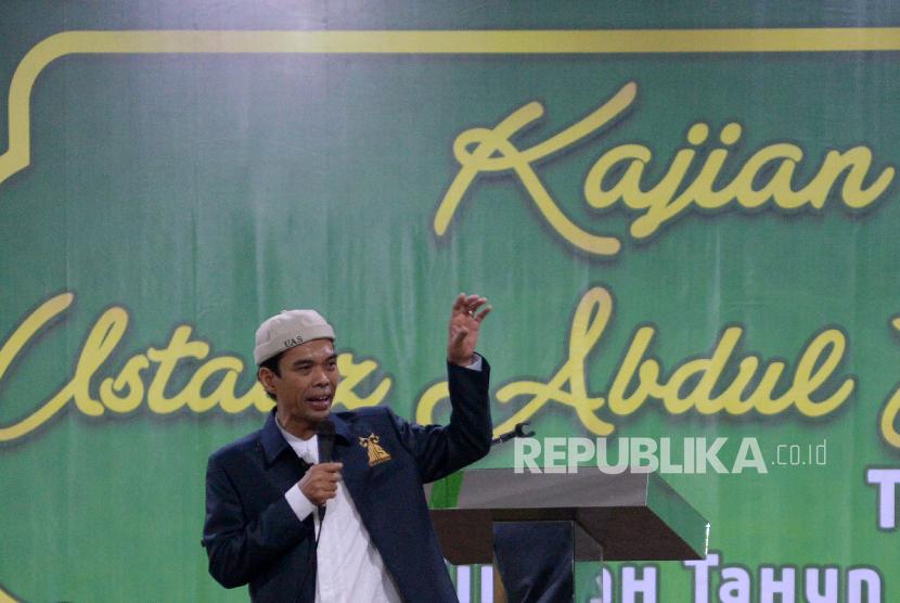 Ustaz Abdul Somad (UAS) saat memberikan kajian bersama di halaman Masjid Al-Huda, Talang, Jakarta.