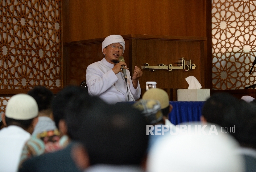  Ustaz Abdullah Gymnatsiar memberikan Kajian Bada Zuhur di Masjid Daarut Tauhid, Jakarta Pusat, Senin (11/9). 