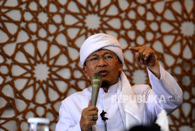  Ustaz Abdullah Gymnatsiar memberikan Kajian Bada Zuhur di Masjid Daarut Tauhid, Jakarta Pusat, Senin (11/9). 