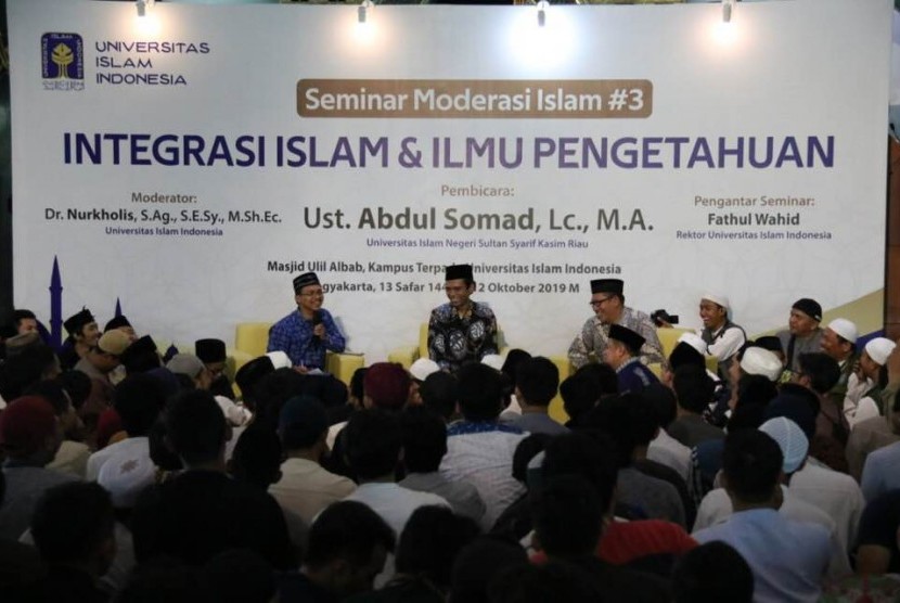 Ustaz Abul Somad memberikan kajian dalam seminar Islam dan ilmu pengetahuan di Masjid Ulil Albab, UII Yogyakarta (12/10).