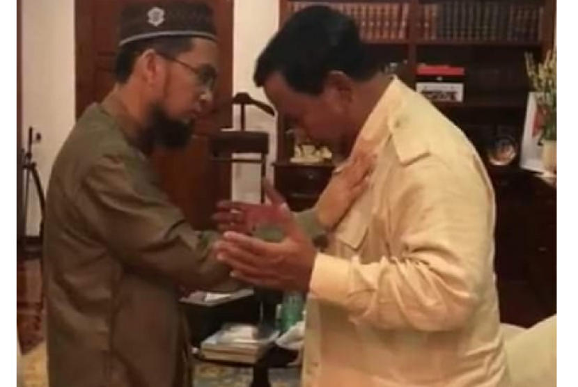 Ustaz Adi Hidayat dan Prabowo bertemu, Jumat (12/4) (sumber: tangkapan layar @dahnilanzar)