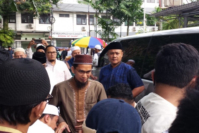 Ustaz Adi Hidayat menuju Masjid An Nur, jalan Bendi Raya, Kebayoran Lama, Jakarta Selatan. Ia memberikan ceramah mengenai keistimewaan bulan-bulan di dalam Al Quran, Sabtu, (9/3).