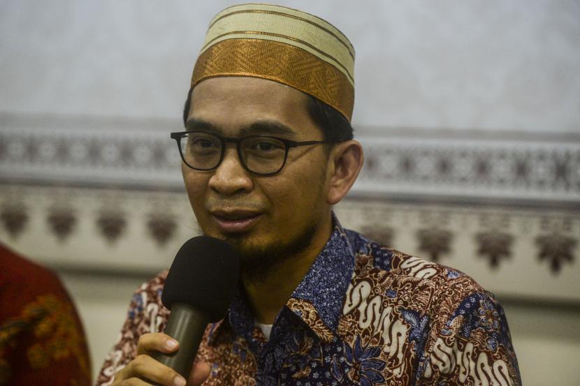 Ustadz Adi Hidayat.