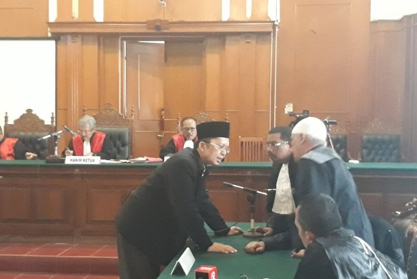 Ustaz Alfian Tanjung divonis dua tahun hukuman pidana dalam sidang putusan di Pengadilan Negeri Surabaya, Rabu (13/12).