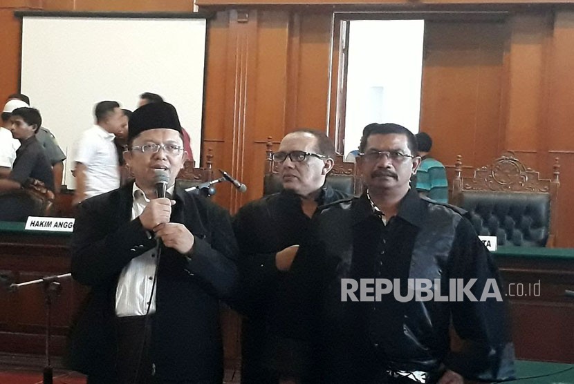 Alfian Tanjung (kiri memegang mikropon) dalam sebuah persidangan.