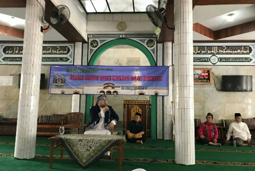 Ustaz Andi Ghalib memberikan tausiyah dalam acara santunan yatim dan dhuafa yang diadakan oleh SMA Bosowa Bina Insani.