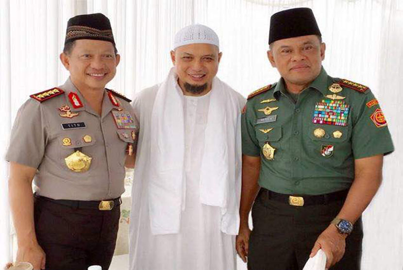Ustaz Arifin Ilham diapit Kapolri dan Panglima TNI 