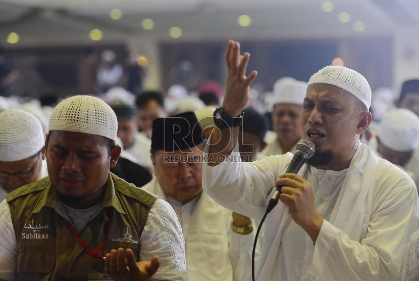  Ustaz Arifin Ilham saat memimpin doa Dzikir Nasional 2015 di Masjid At-Tin, Jakarta, Kamis (31/12). (Republika/Raisan Al Farisi)