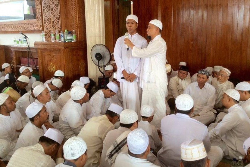 Ustaz Arifin Ilham saat membimbing syahadat dua mualaf di masjid az-zikra, Jawa Barat.